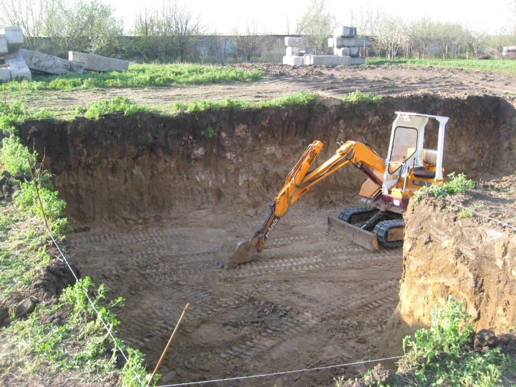 Как выкопать траншею под фундамент своими руками