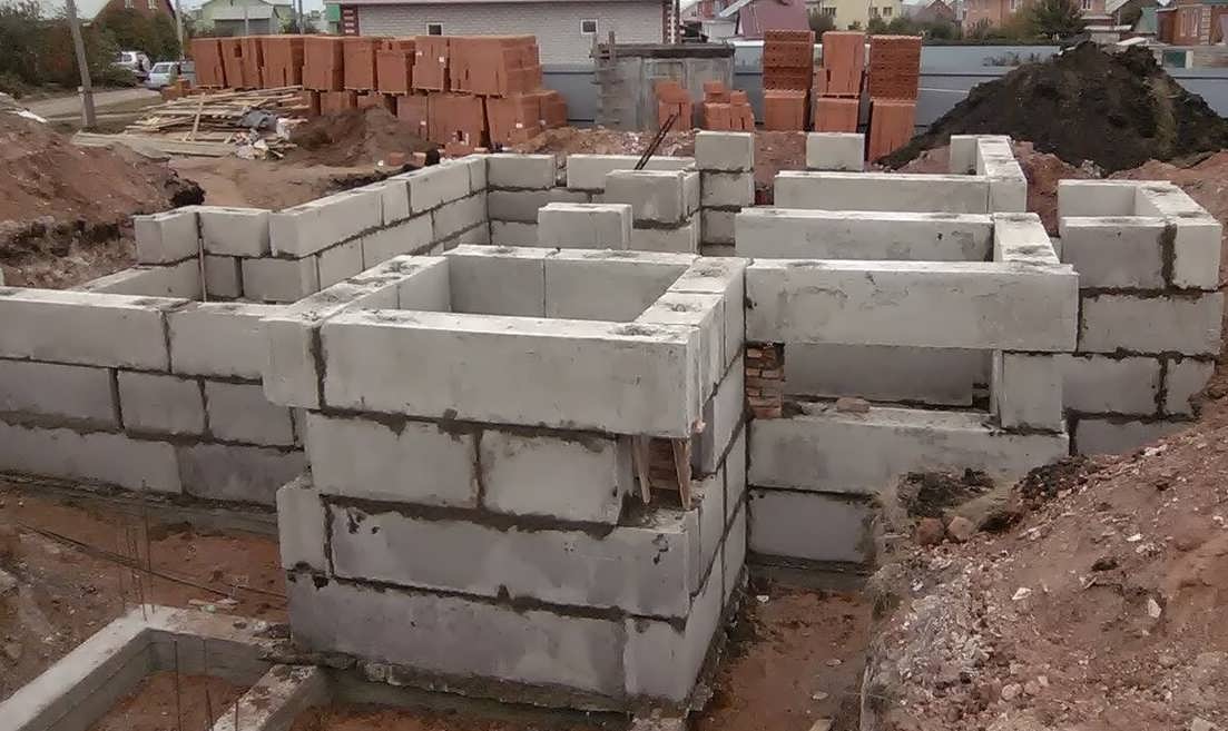 Цокольный этаж из бетонных блоков: варианты строительства