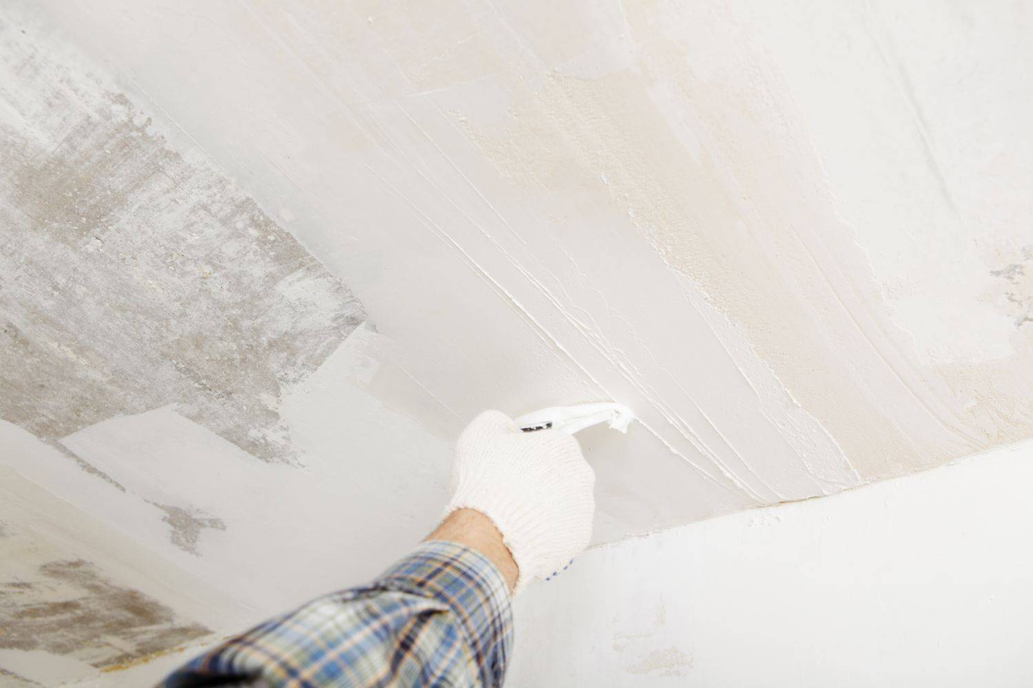Как правильно шпаклевать потолок из гипсокартона под покраску — викистрой