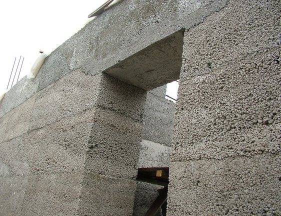 Дом с монолитными стенами из крупнопористого керамзитобетона