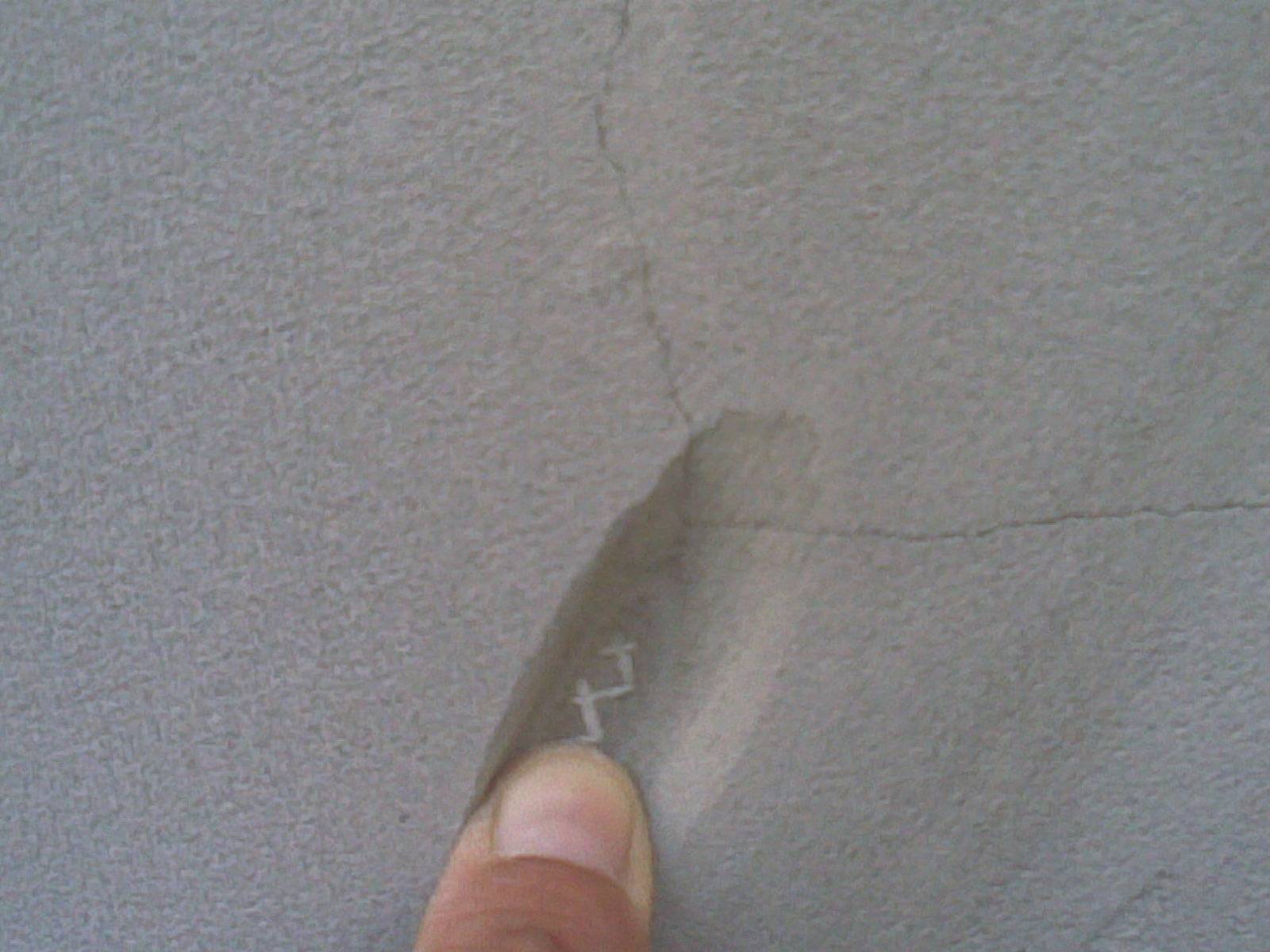 Как заделать трещины в штукатурке на стене своими силами