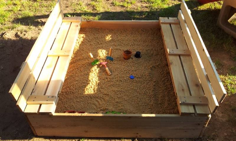 Как самостоятельно построить на даче закрывающуюся песочницу: порядок работ