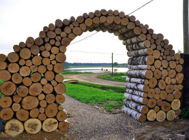 Разновидности и строительство деревянных заборов своими руками