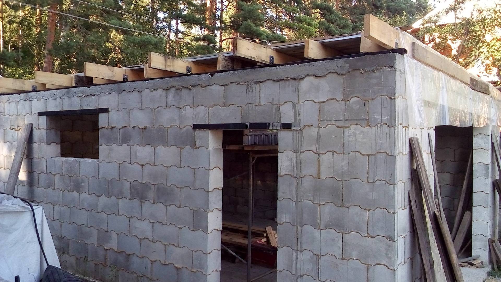 Как построить сарай из пеноблоков своими руками: инструкция (фото, видео)