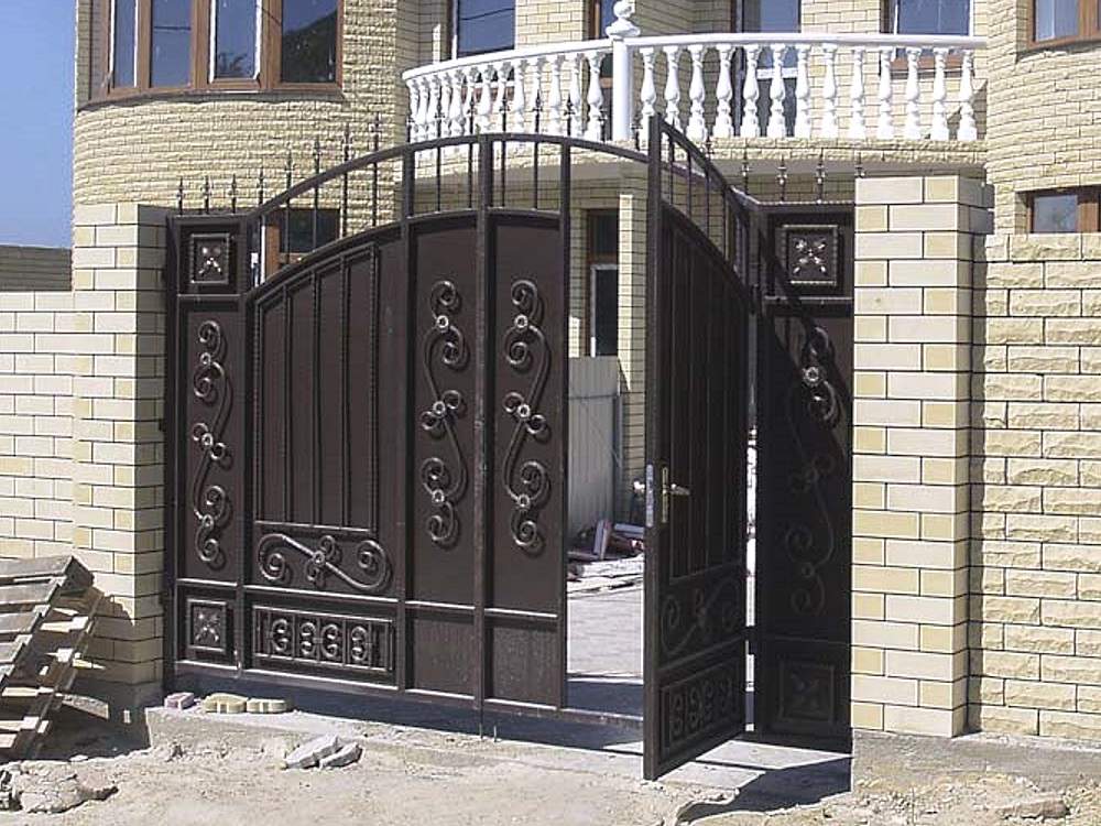 Виды современных, простых и красивых ворот для частного дома