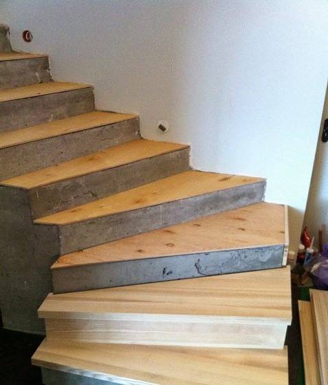 Как крепить деревянные ступени к бетонной лестнице – правила + видео