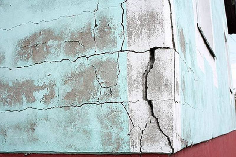 Как заделать трещины в стене в штукатурке  причины дефектов - все про гипсокартон