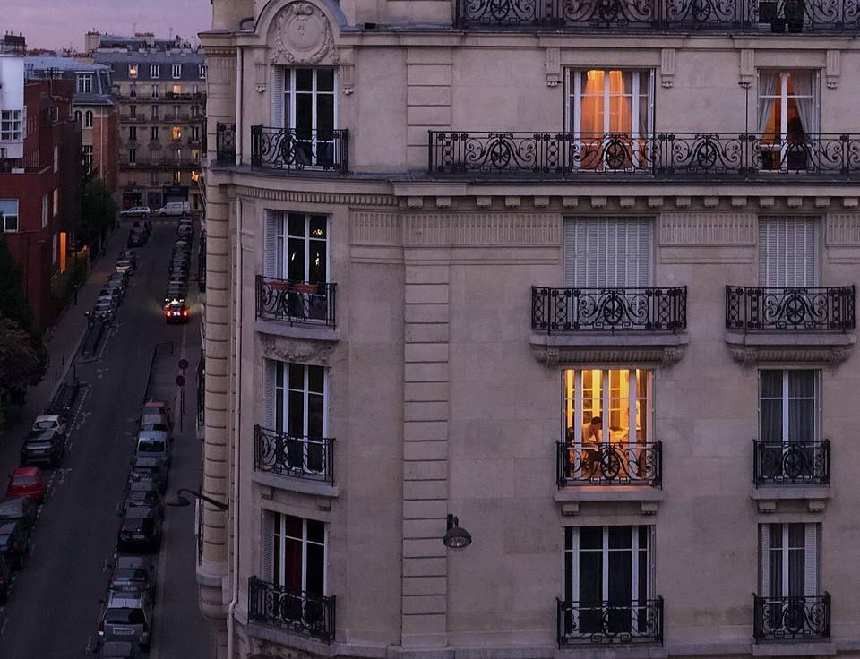 Французский балкон: фото вариантов оформления от классики до современной интерпретации