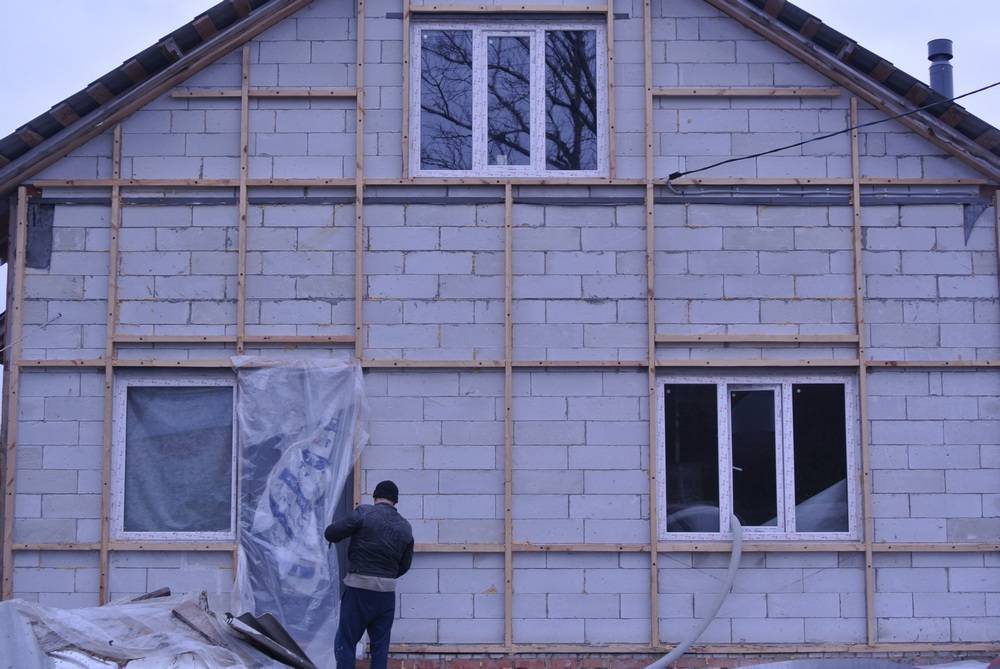 Нужно ли утеплять дом из пеноблоков: видео-инструкция по монтажу своими руками, особенности утепления стен изнутри, фото