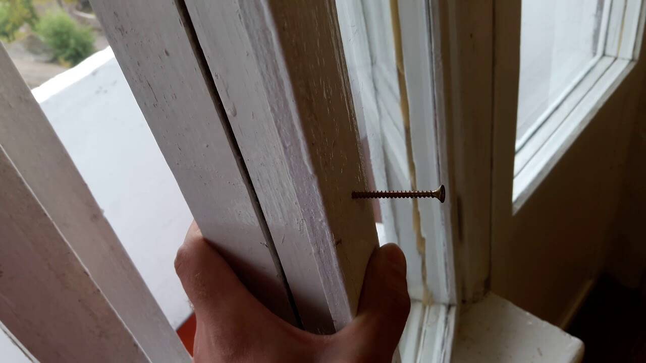 Как заклеить и утеплить деревянное окно на зиму: инструкция