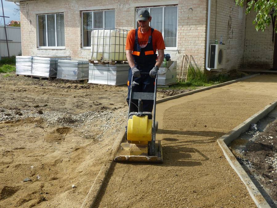Трамбовка песка виброплитой и вручную: технология по шагам, стоимость работ за м2