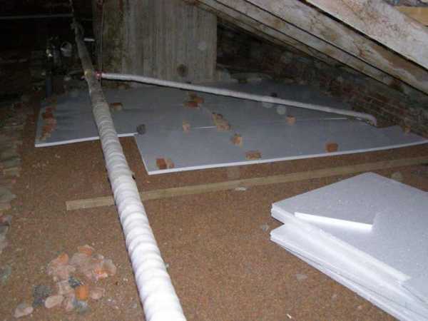 Как правильно утеплить потолок под холодной крышей — материалы и технологии