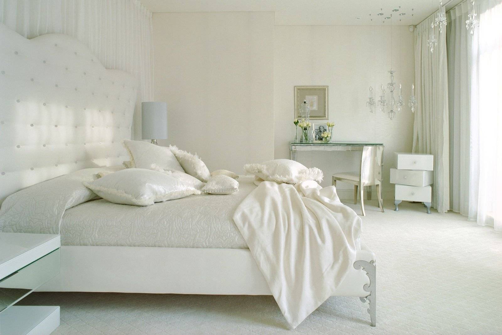 Белая спальня в интерьере с белой мебелью в современном стиле: гарнитур белого цвета
 - 28 фото