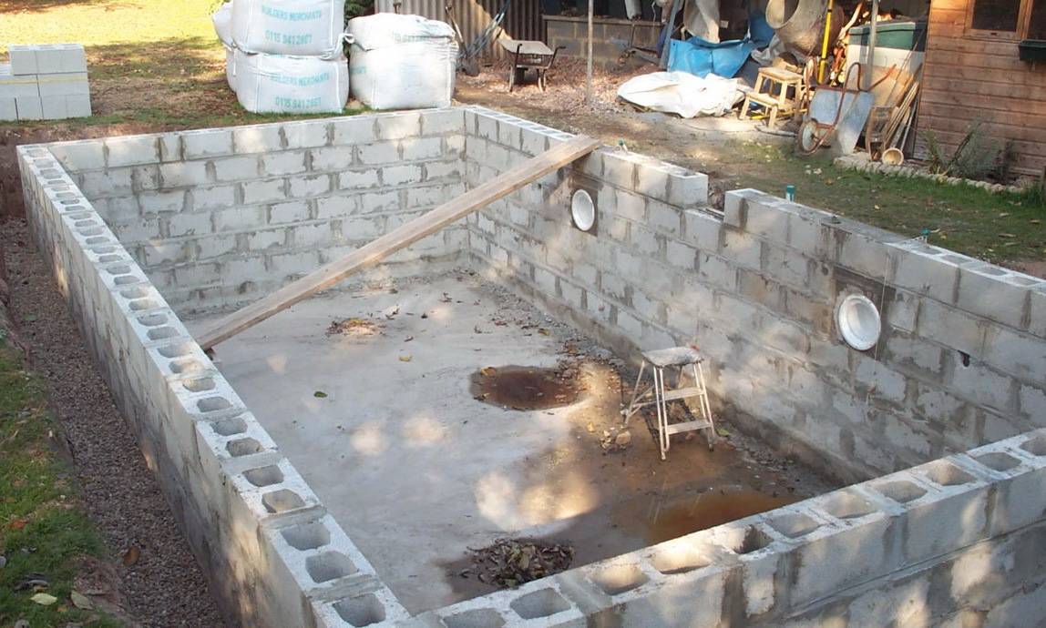 Бассейн во дворе. как построить бассейн своими руками – делаем бетонный бассейн на даче (подробная инструкция) | всё об интерьере для дома и квартиры