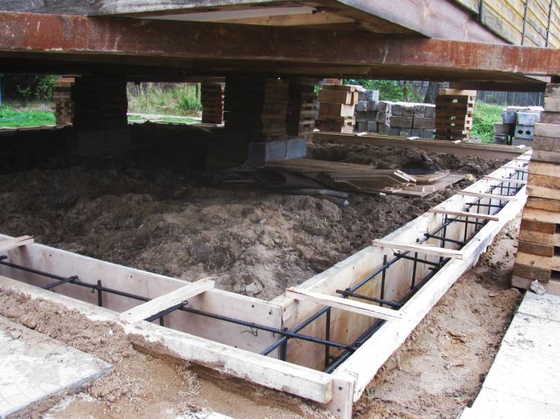 Фундамент под старый деревянный дом: укрепление, работа с венцом, инструкция по ремонту, методы и коррекция