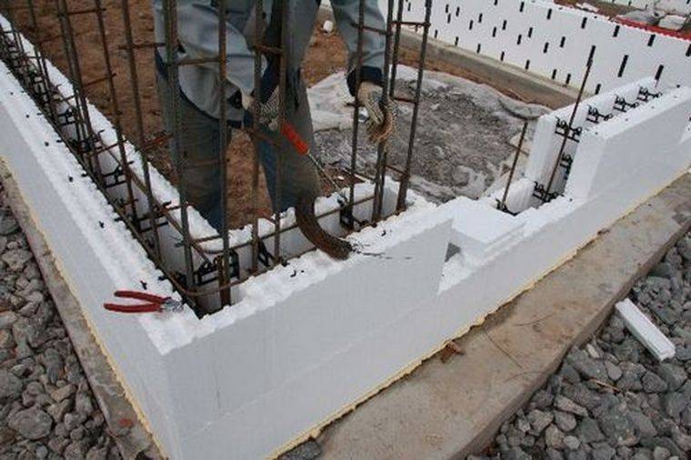 Установка несъемной опалубки из пенополистирола при строительстве малоэтажного дома. инструкция и рекомендации по выполнению работ