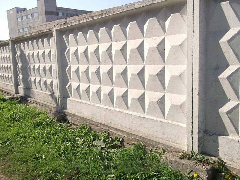 Заборы из бетонных панелей: виды, плюсы, производители, этапы создания