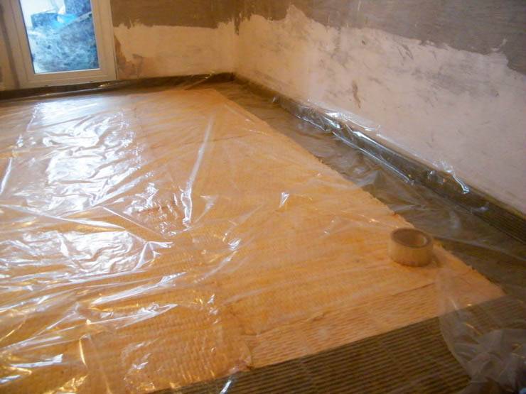 Гидроизоляция пола под стяжку: как и когда грамотно делать в ванной комнате в квартире, какие материалы лучше использовать после сухой стяжки и перед заливкой
