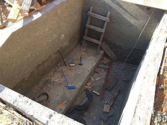 Нужно ли подымать бетонный цоколь кирпичом. строительные советы от cеменыча