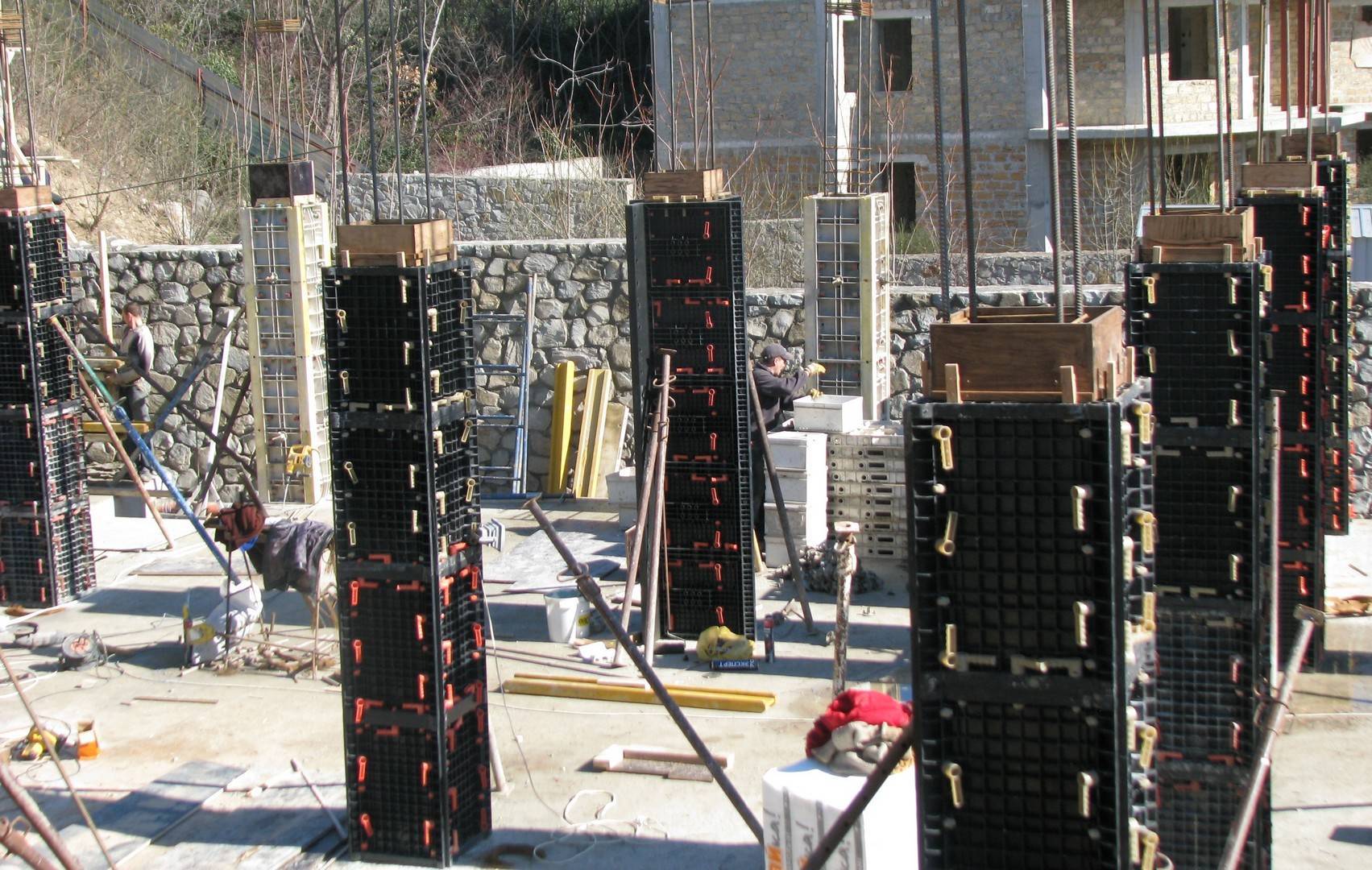 Выбор материала для строительства опалубки колонн и правила ее монтажа на участке