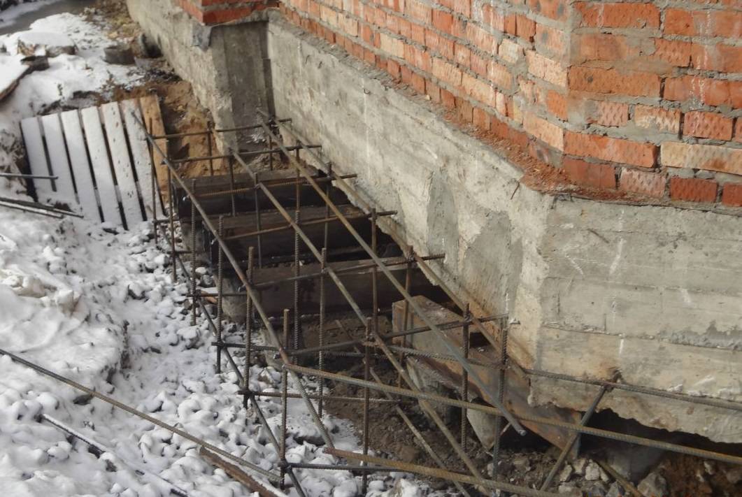 Укрепление фундамента кирпичного частного дома, как усилить и укрепить старый фундамент, фото