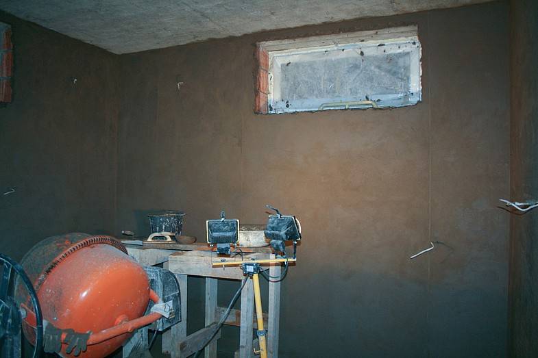 Штукатурка бетонных стен своими руками: как правильно оштукатурить в квартире, какая технология оштукатуривания лучше и нужно ли выравнивать гипсовой плитой