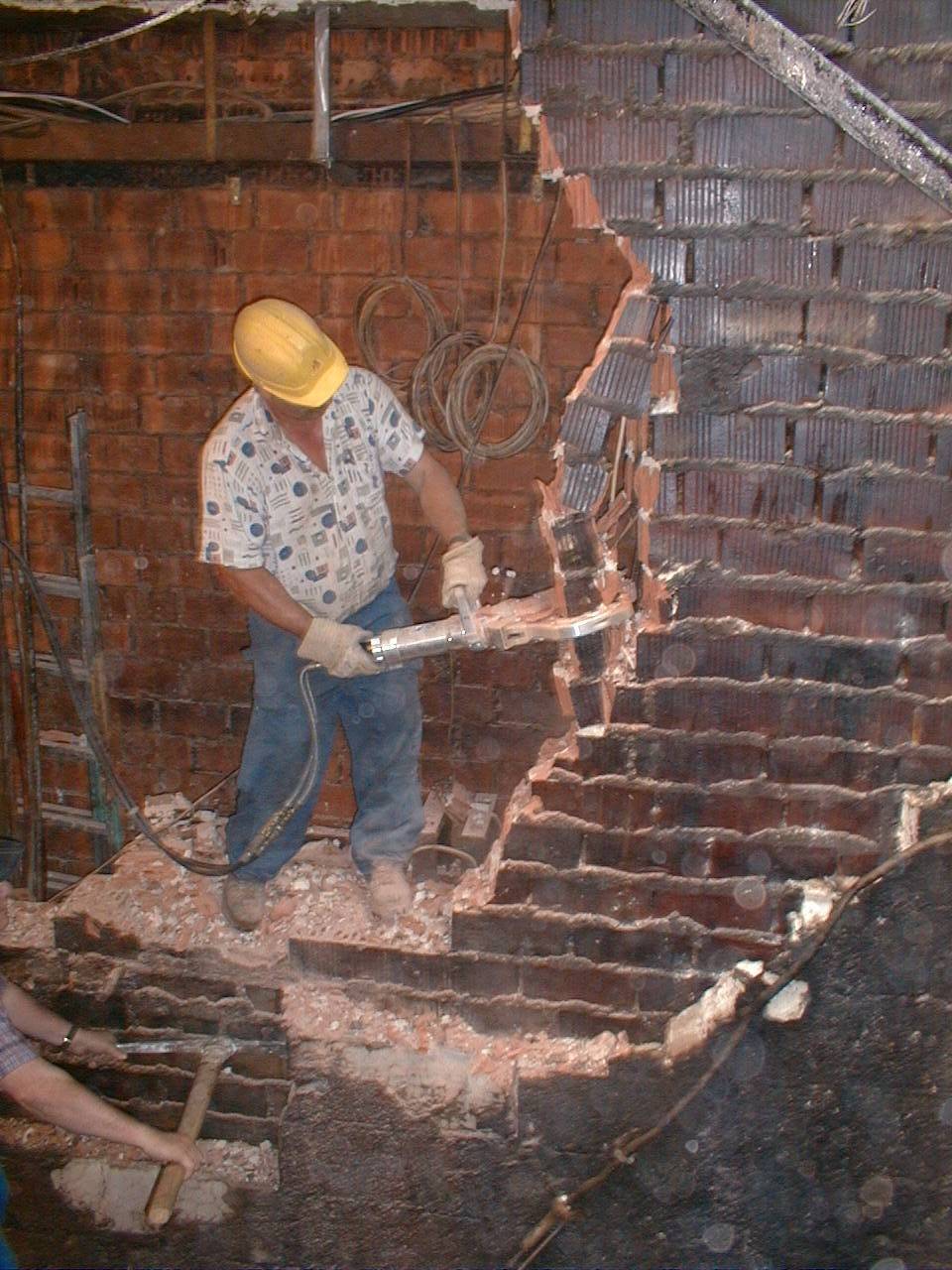 Демонтаж стен и перегородок: демонтаж кирпичных и бетонных стен в россии | ольвекс