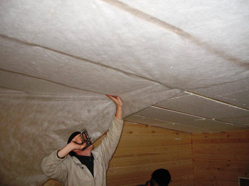 Какой слой утеплителя нужно на потолок дома?