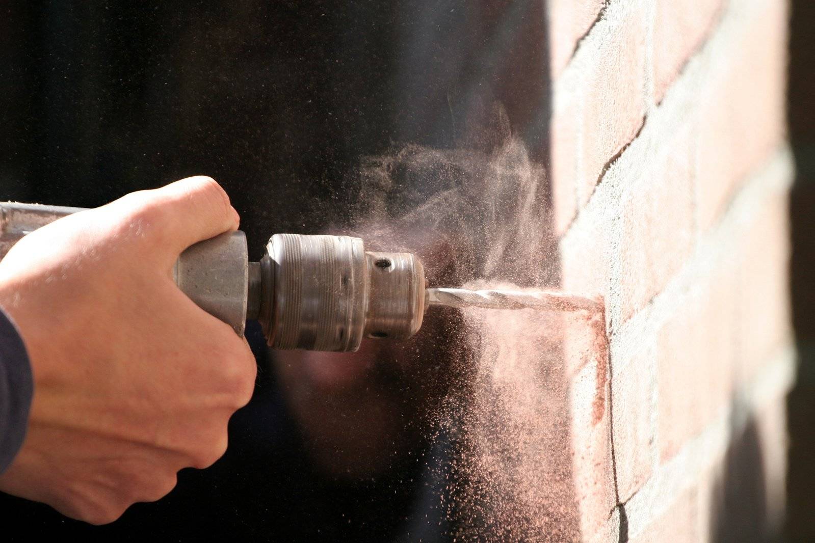 Как правильно сверлить стену из бетона с помощью дрели